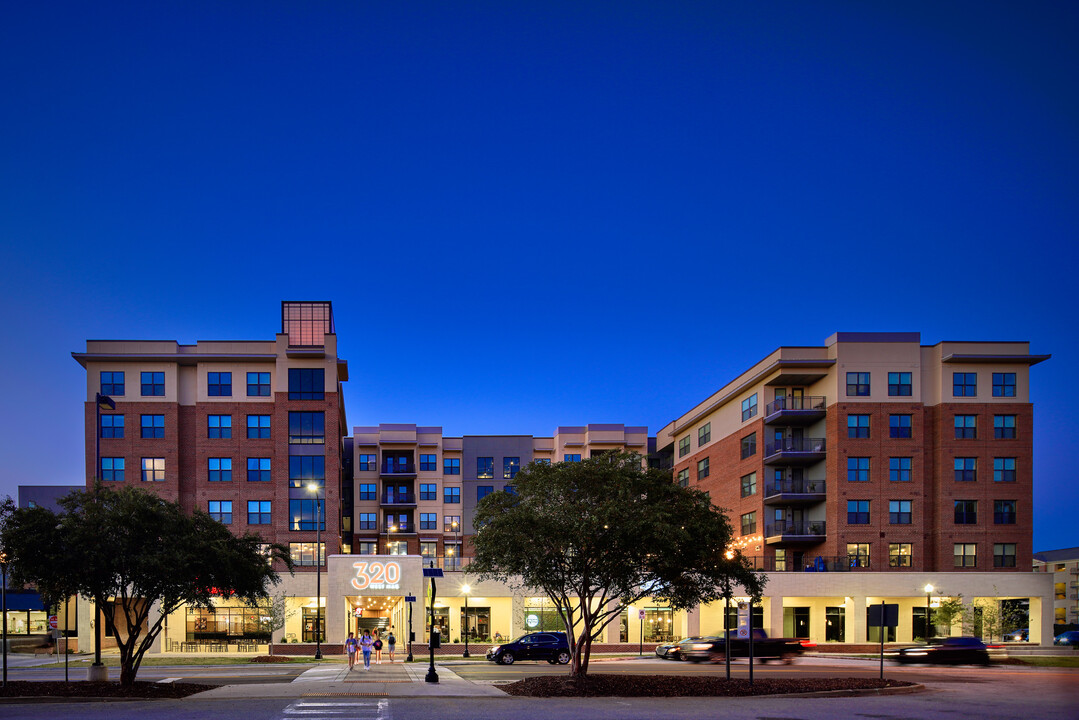 320 West Mag in Auburn, AL - Foto de edificio