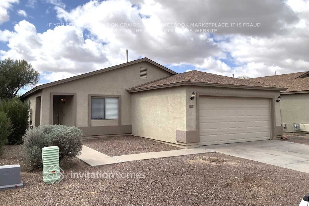 1039 E Desert Moon Trail in San Tan Valley, AZ - Foto de edificio