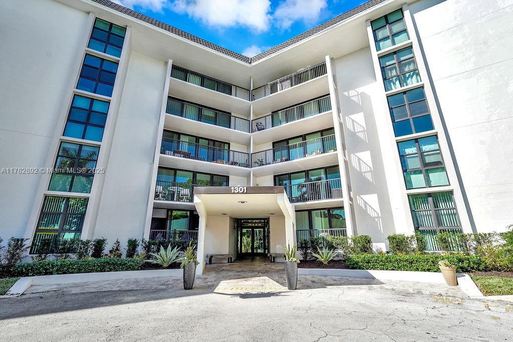 1301 River Reach Dr in Fort Lauderdale, FL - Foto de edificio