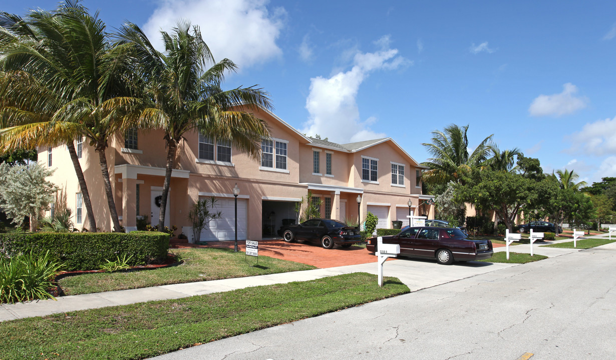 Tropic Isles Town Homes in Delray Beach, FL - Foto de edificio