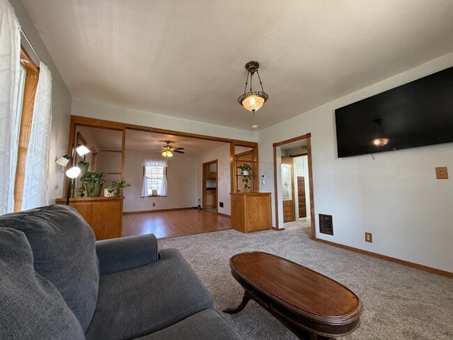 property at 902 E Main St
