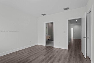 2457 NE 135th St in North Miami, FL - Building Photo - Building Photo