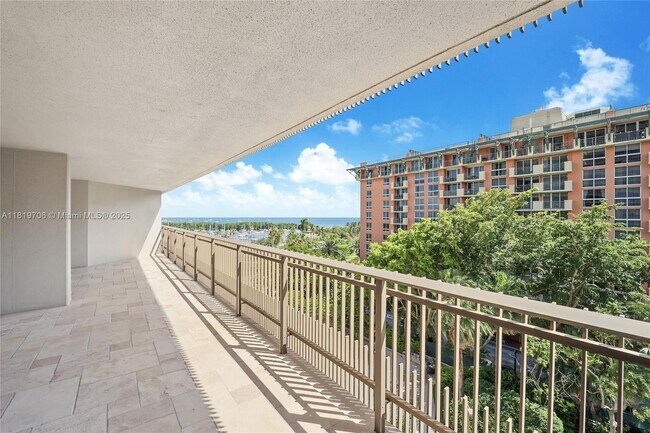 2901 S Bayshore Dr in Miami, FL - Building Photo - Building Photo