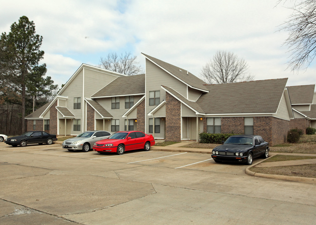 Red Oaks Apartments in Holly Springs, MS - Building Photo