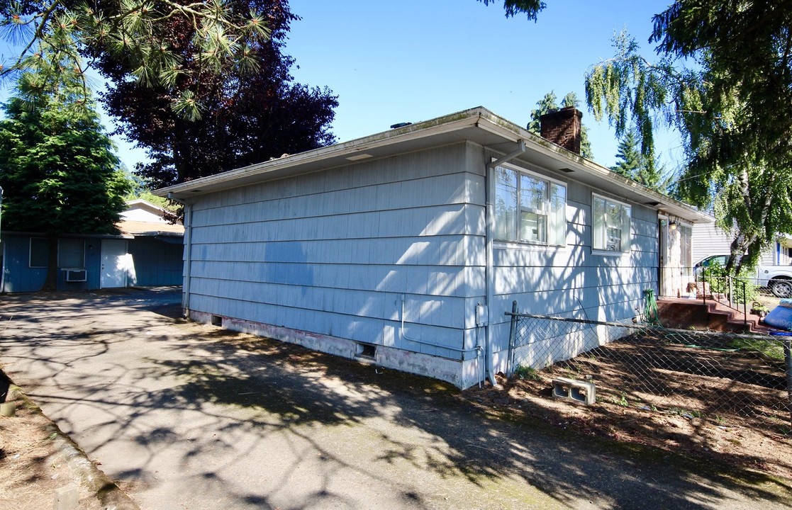 215-231 SE 148th Ave in Portland, OR - Building Photo