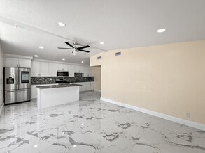 3675 Prudence Dr, Unit B in Sarasota, FL - Building Photo - Building Photo