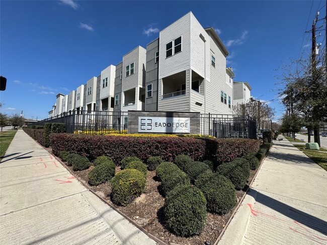 304 Jensen Dr in Houston, TX - Building Photo - Building Photo