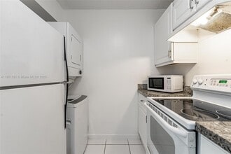 1033 Twin Lakes Dr in Coral Springs, FL - Building Photo - Building Photo