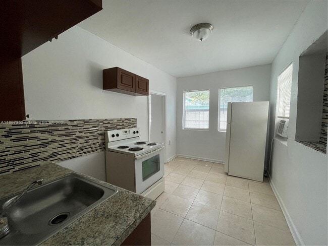 1060 NW 47th St in Miami, FL - Building Photo - Building Photo