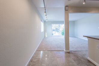 Islander Apartments in Alameda, CA - Building Photo - Interior Photo