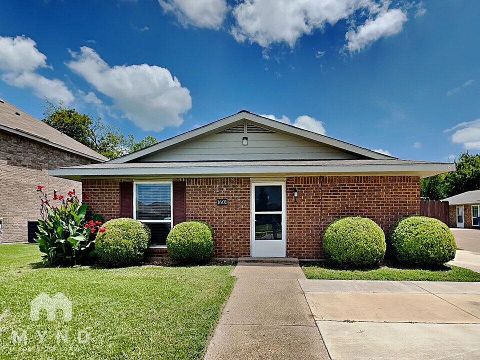 1601 Cardinal Dr in Ennis, TX - Building Photo