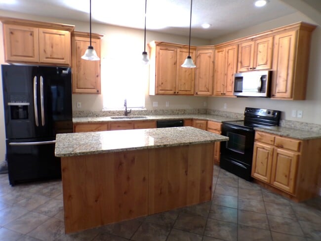 2041 W Crescent Row in Mapleton, UT - Building Photo - Building Photo