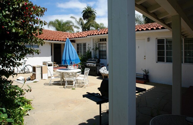 223 W Mason St in Santa Barbara, CA - Foto de edificio - Building Photo