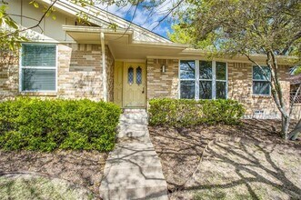 8005 San Cristobal Dr in Dallas, TX - Building Photo - Building Photo