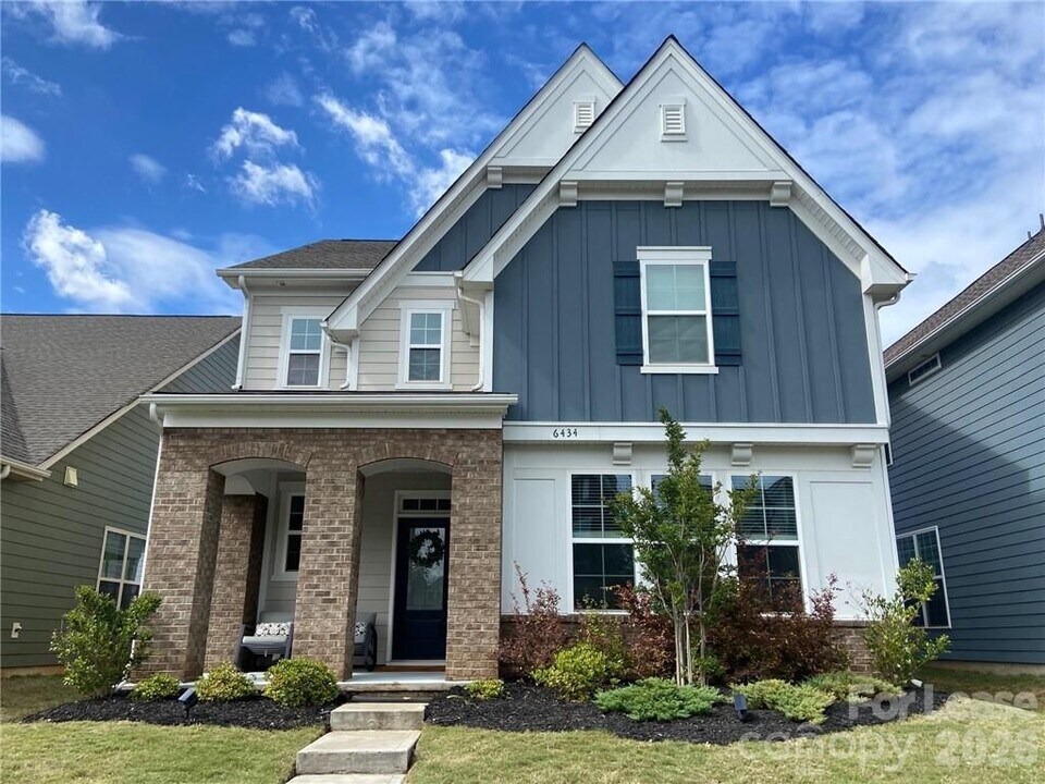 6434 Raffia Rd in Charlotte, NC - Foto de edificio