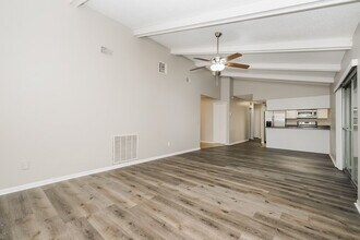 8613 White Springs Dr in New Port Richey, FL - Foto de edificio - Building Photo