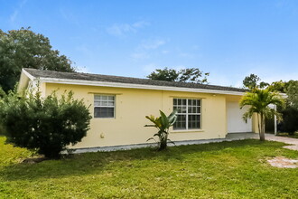 2140 NW Sunset Blvd in Jensen Beach, FL - Building Photo - Building Photo