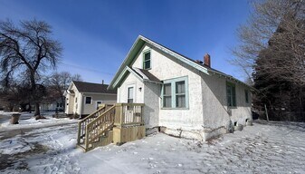 18 8th Ave NW in Minot, ND - Building Photo