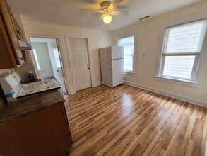 298 Howe Ave, Unit 2nd Floor in Shelton, CT - Foto de edificio - Building Photo