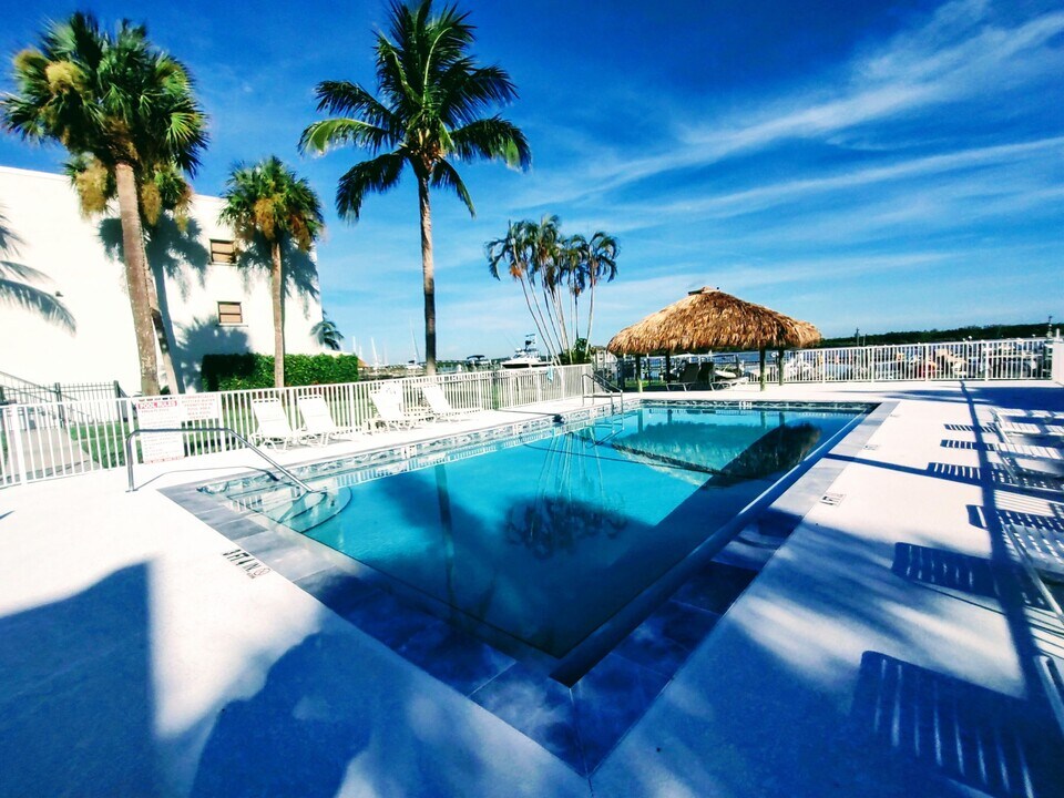 1300 Seaway Dr in Fort Pierce, FL - Building Photo