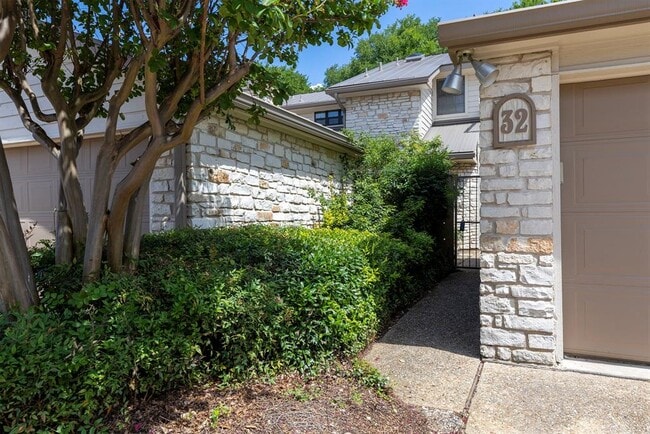2201 Lakeway Blvd in Lakeway, TX - Building Photo - Building Photo