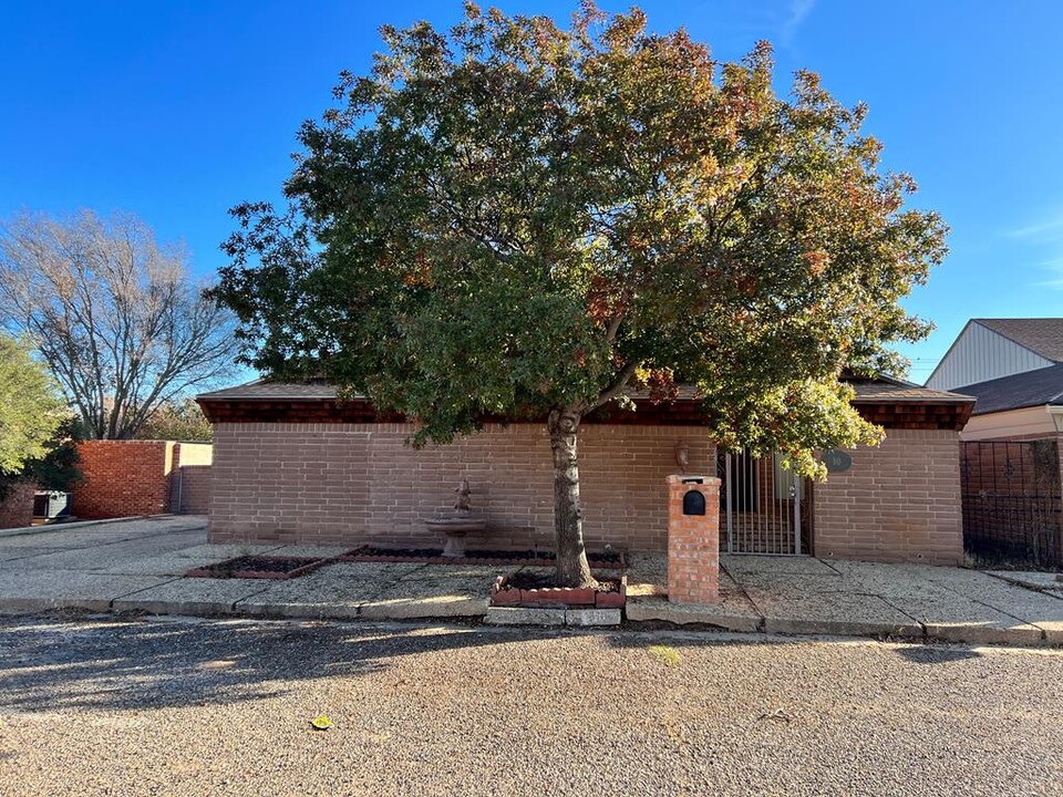 10 Arroyo-Santiago in Odessa, TX - Building Photo