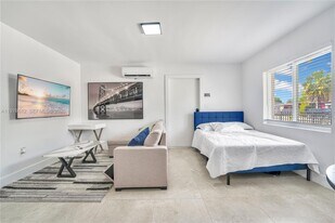 1002 NW 74th St in Miami, FL - Building Photo