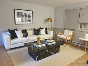 22 Loughlin Dr, Unit #2 Side Apartment in Shirley, NY - Foto de edificio - Building Photo