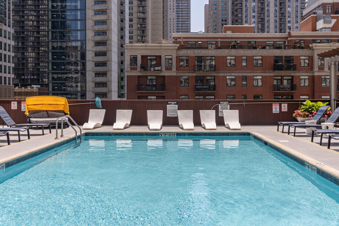 One Superior Place in Chicago, IL - Foto de edificio