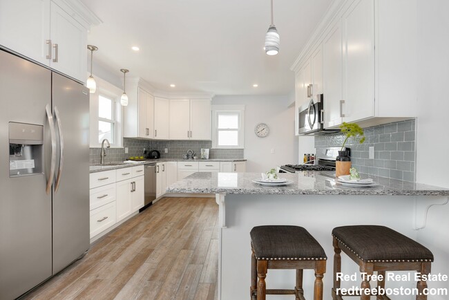 29 Strathmore Rd, Unit 2 in Medford, MA - Building Photo - Building Photo