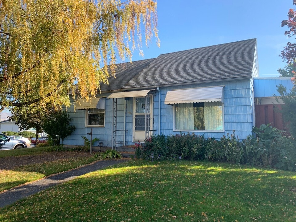 1404 View Ct in The Dalles, OR - Building Photo
