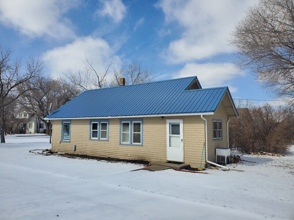 312 Timmons St in Scobey, MT - Foto de edificio