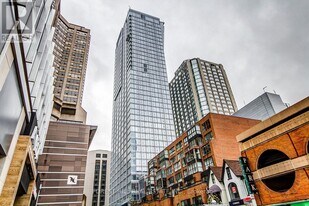 200 Cumberland St in Toronto, ON - Building Photo