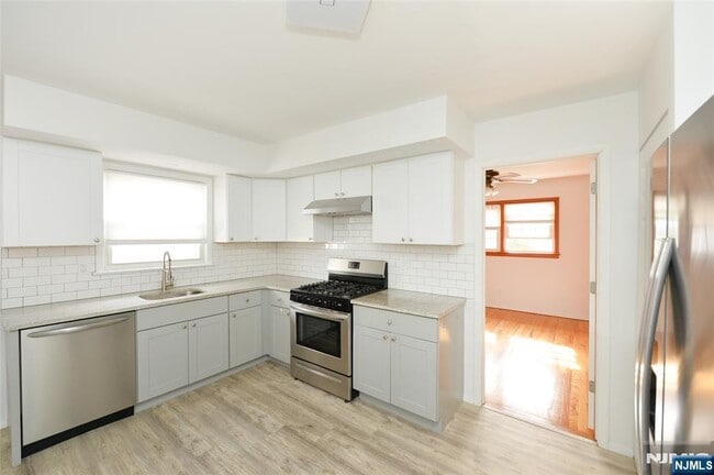 11 Gregory Ct in Elmwood Park, NJ - Building Photo - Building Photo