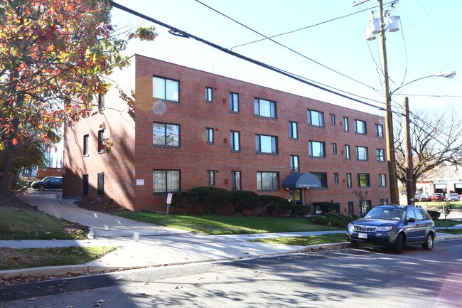 1031 Michigan Ave NE