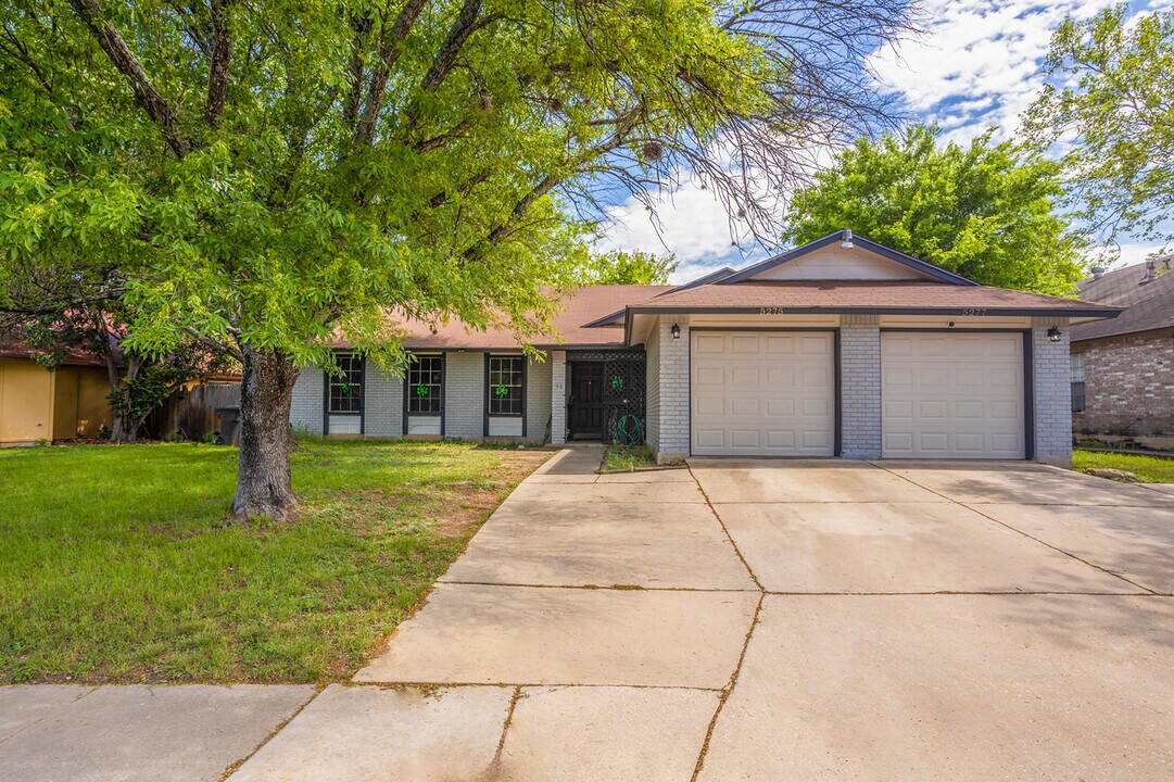 5275 Meadow Rise St, Unit 5277 in San Antonio, TX - Building Photo