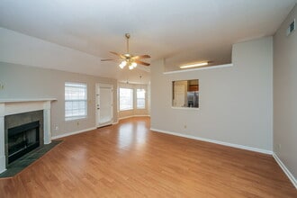 8243 Cross Point Dr in Olive Branch, MS - Foto de edificio - Building Photo