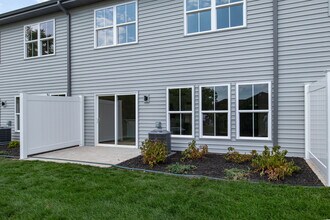 1076 W 20th Ave, Unit Aviation Luxury Townhomes in Oshkosh, WI - Building Photo - Building Photo