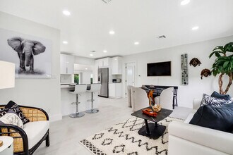 340 Summa St in West Palm Beach, FL - Building Photo - Building Photo