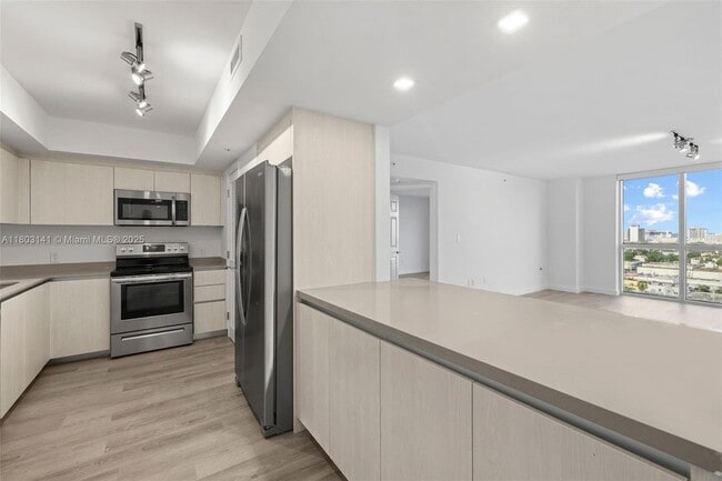 1500 Bay Rd, Unit M-0417 in Miami Beach, FL - Building Photo - Building Photo