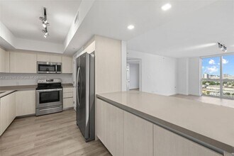 1500 Bay Rd, Unit M-0417 in Miami Beach, FL - Building Photo - Building Photo
