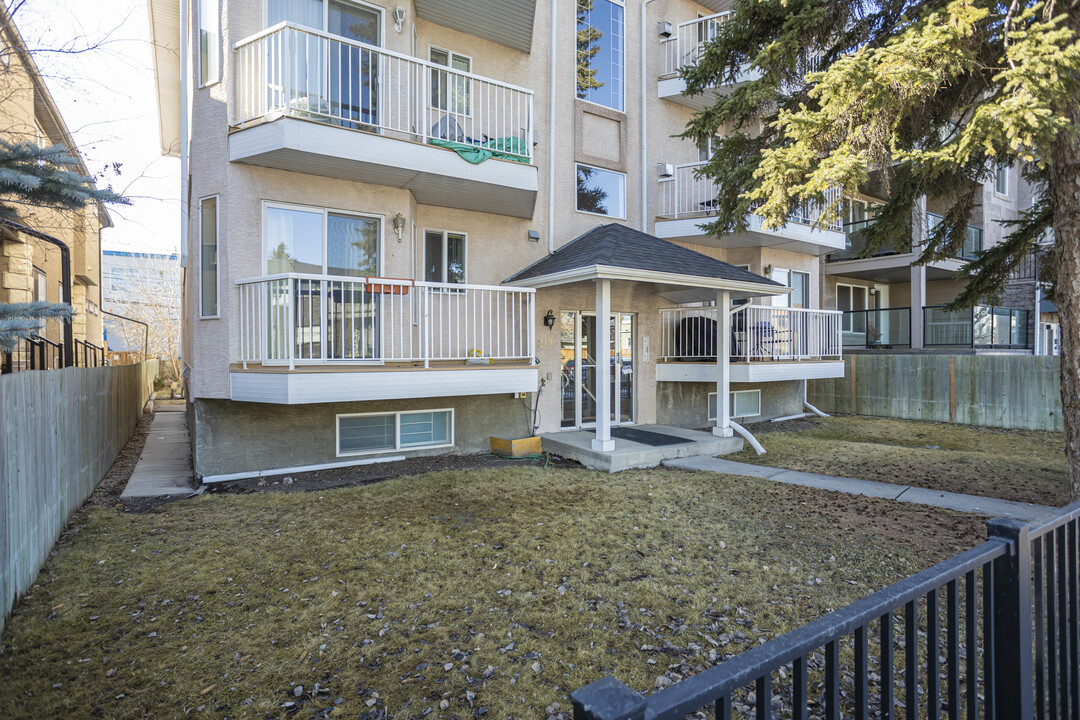 215 17 Av NE in Calgary, AB - Building Photo