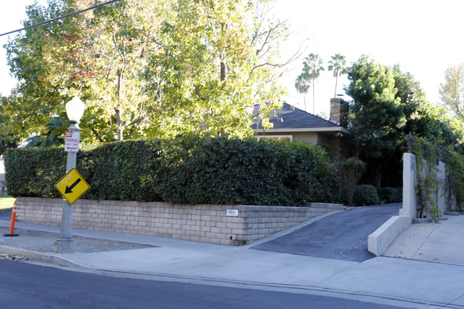 14318 Dickens St in Sherman Oaks, CA - Building Photo - Primary Photo