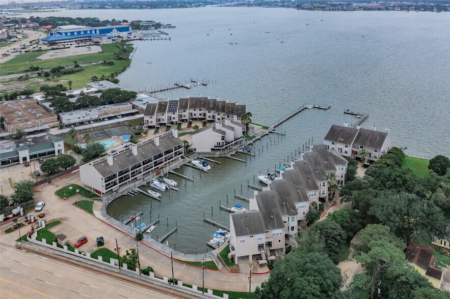 3663 E NASA Pkwy, Unit 407 in Seabrook, TX - Building Photo