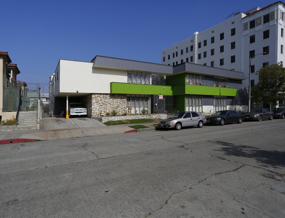 811 S Gramercy Dr in Los Angeles, CA - Building Photo