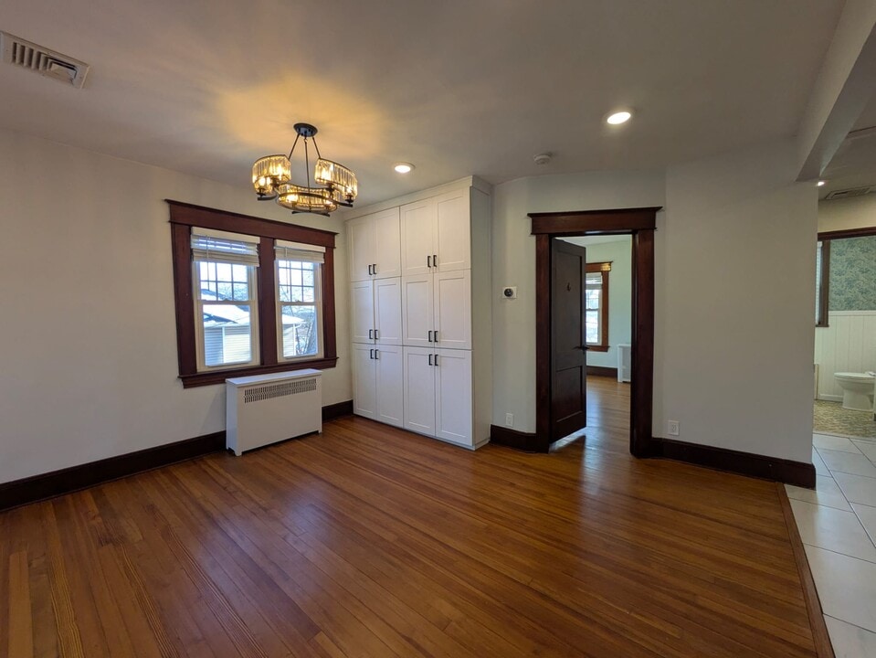 261 Continental Ave, Unit #2 in River Edge, NJ - Foto de edificio