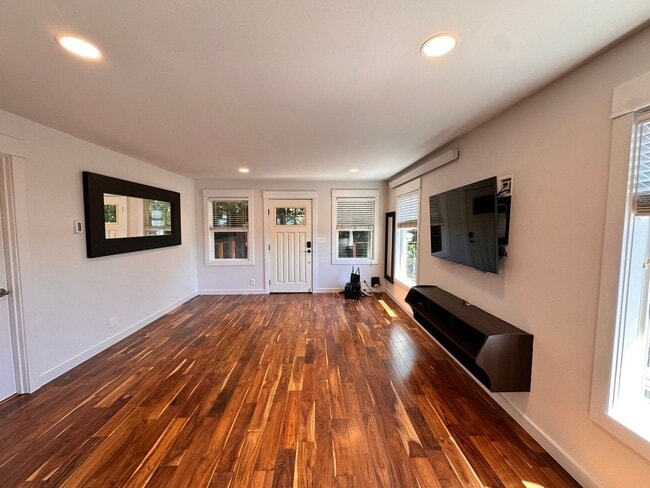5301 SW Shore Pl in Seattle, WA - Building Photo - Building Photo