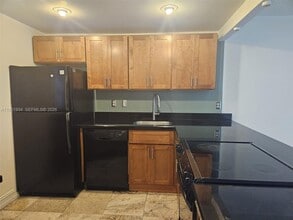 3401 N Country Club Dr in Aventura, FL - Building Photo - Building Photo