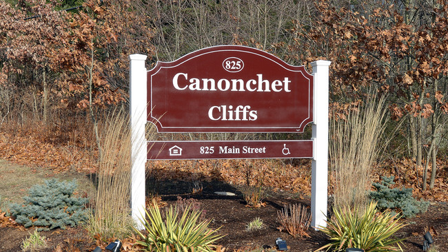 Canonchet Cliffs I in Hope Valley, RI - Foto de edificio - Building Photo