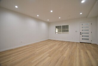 13846 Sherman Way, Unit 105 in Los Angeles, CA - Building Photo - Building Photo
